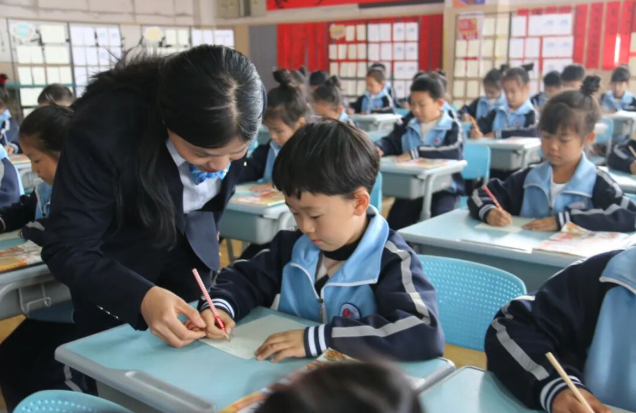 引导学生锤炼坚强意志与强健体魄形象体现“才情典范” 引导学生锤炼坚强意志与强健体魄形象体现“才情典范”
