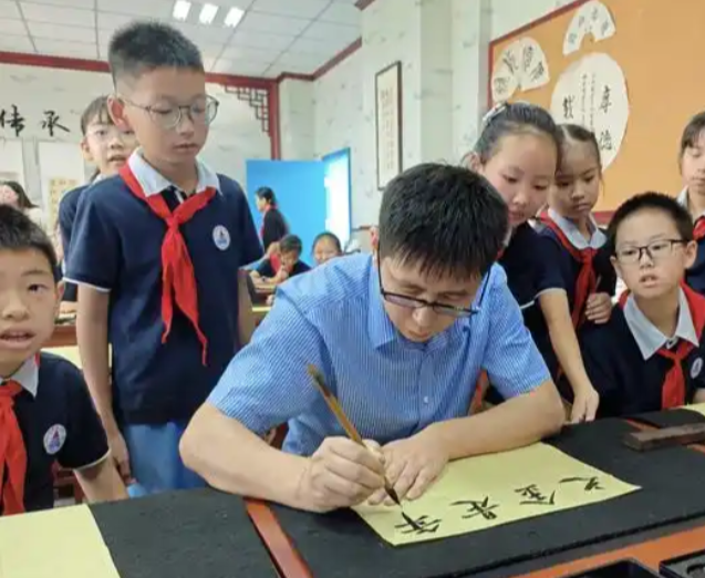 为大中小学与社区同享教育资源共同展开文明教育供给实践载体