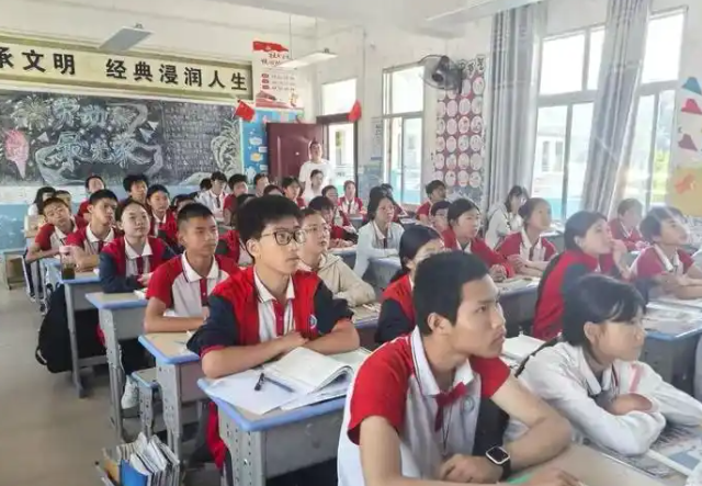 学子们用真挚与热心为的孩子们打开了一扇通往更广阔世界的窗 学子们用真挚与热心为的孩子们打开了一扇通往更广阔世界的窗